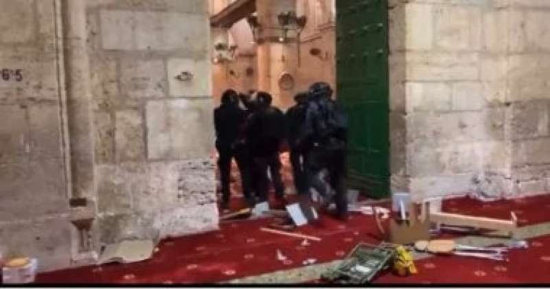 الاحتلال الإسرائيلى يقتحم المسجد الأقصى خلال خطبة الجمعة ويمنع دخول المصلين