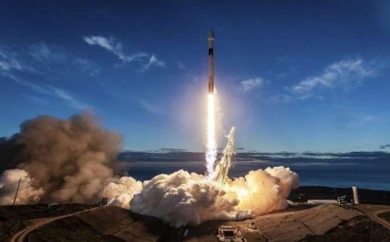 صاروخ SpaceX Falcon 9 يتعرض لتوقف مفاجئ أثناء إطلاق أقمار Starlink