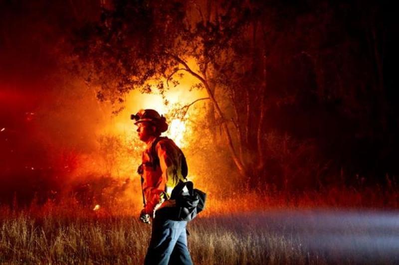 أمريكا: إجلاء 5 آلاف شخص من منازلهم جراء حرائق الغابات