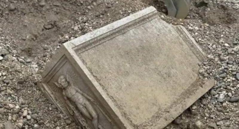 اكتشاف مذبح نذري من العصر الرومانى