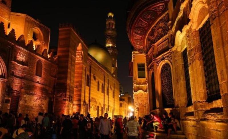 شارع المعز.. متحف مصر المفتوح يتألق ليلا
