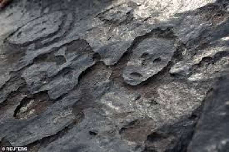 ظهور مجموعة جديدة من صخور منقوشة بوجوه بشرية بعد انخفاض منسوب الأمازون.. صور