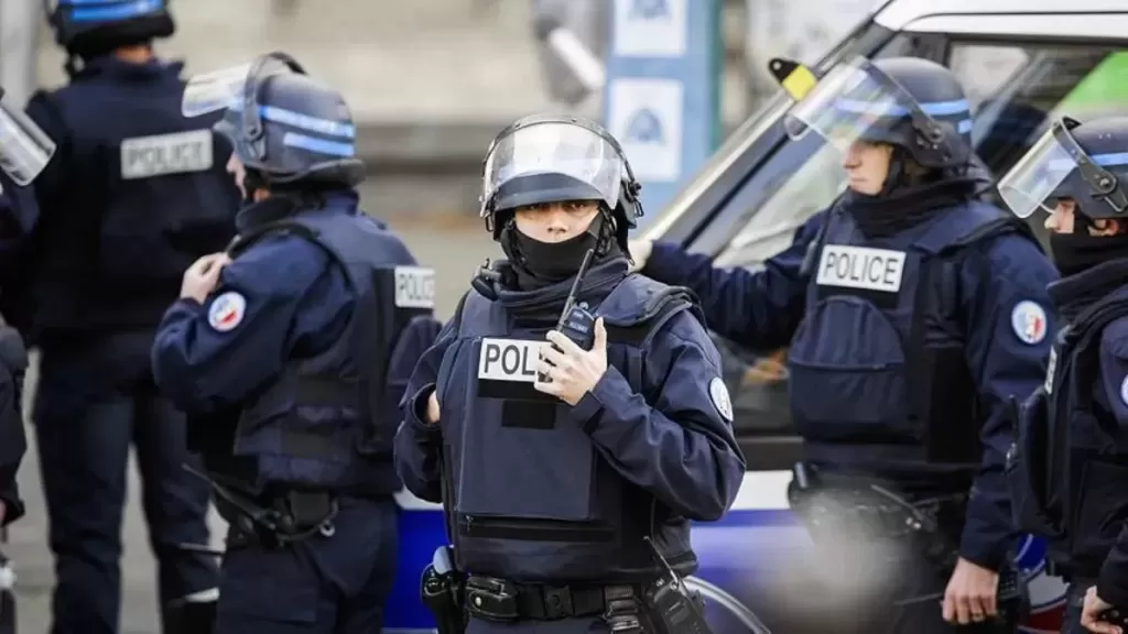 وسائل إعلام فرنسية: الشرطة تبحث فى مترو باريس عن رجل يرتدى سترة ناسفة