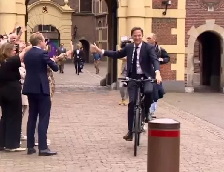 رئيس وزراء هولندا يثير ضجة بسبب طريقة مغادرة المنصب