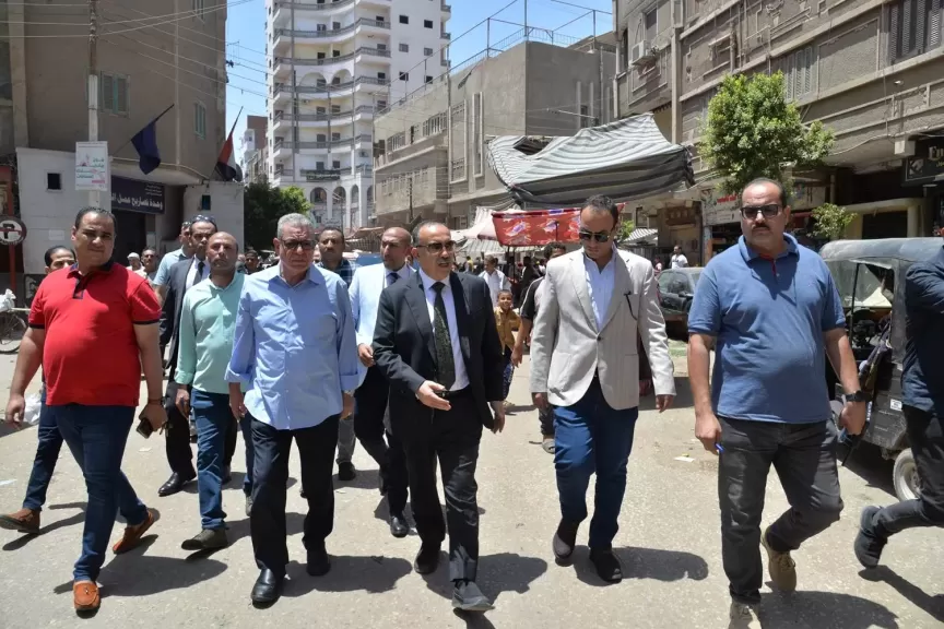 محافظ ويقود حملة مكبرة لإزالة الاشغالات والتعديات بشوارع مدينة القوصية