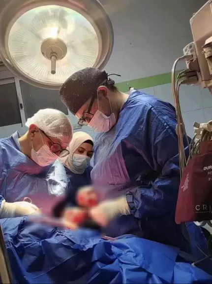 فريق طبي بمستشفيات جامعة أسيوط ينجح في إجراء عملية جراحية معقده لمريضة من إحدى الدول العربية