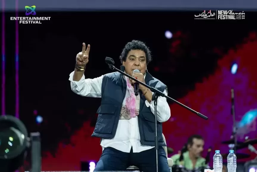 محمد منير يهدي الشعب الفلسطيني أغنية ”يالعمارة” في حفله بمهرجان العلمين