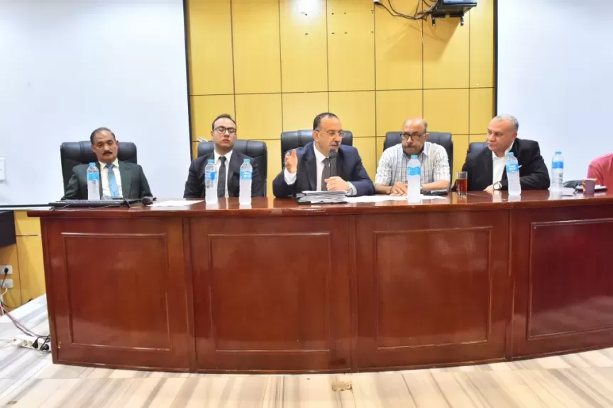 محافظ أسيوط يلتقى قيادات القطاع الصحى ومديرى المستشفيات