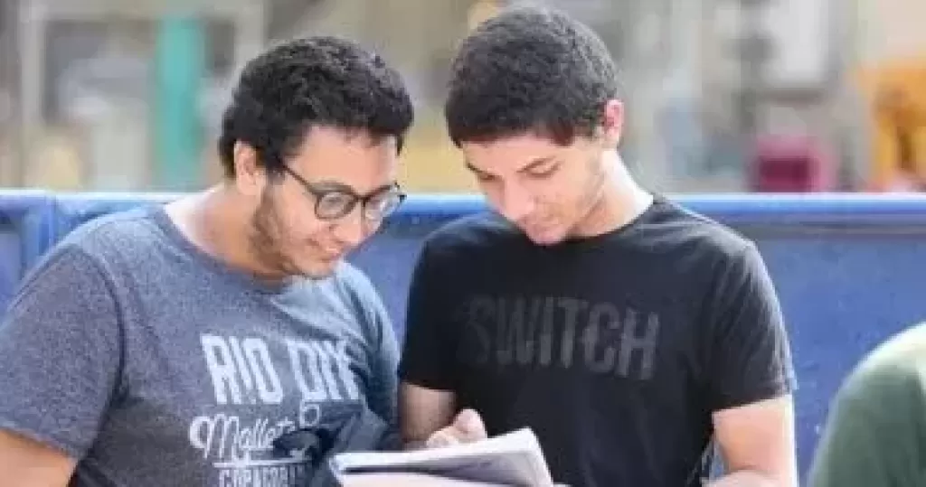 ضبط طالب خلال محاولة الغش الإلكتروني في امتحان مادة الديناميكا للثانوية