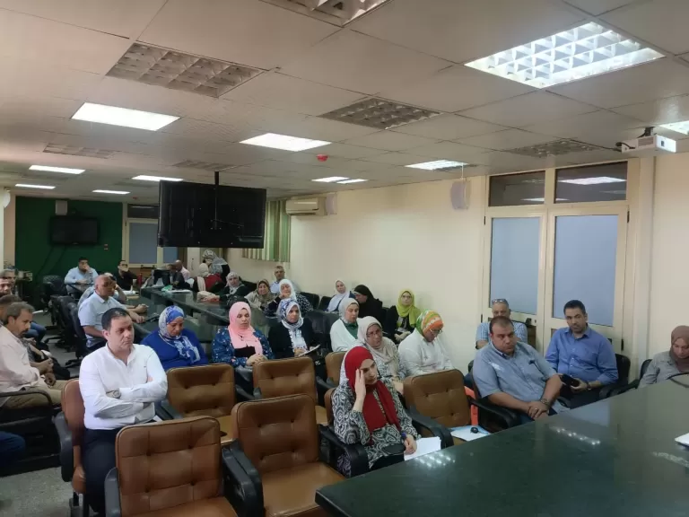 الدكتوررضا الديب يجتمع  بمديري المناطق بقاعة الاجتماعات