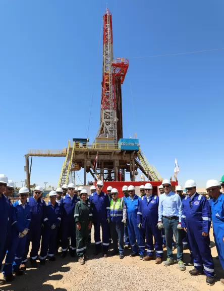 وزير البترول يتفقد  اعمال حفار بترولي بحقول خالدة بالصحراء الغربية