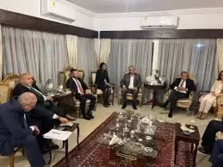 وزير الخارجية يلتقى مع كبار رجال الأعمال الغانيين خلال زيارته إلى أكرا