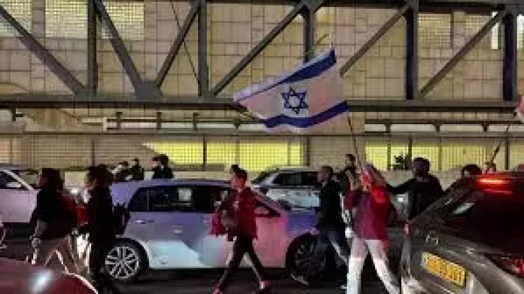 إسرائيليون يغلقون مطار تل أبيب من أجل منع سفر نتنياهو إلى أمريكا.. فيديو