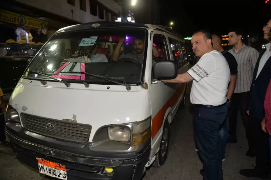 حافظ أسيوط يجري جولة مسائية لمتابعة التزام سائقي التاكسي والسرفيس