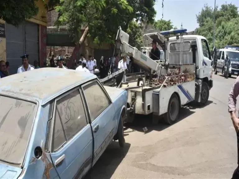 المرور تواصل رفع السيارات المتروكة والمتهالكة لمنع الحوادث بالطريق العام