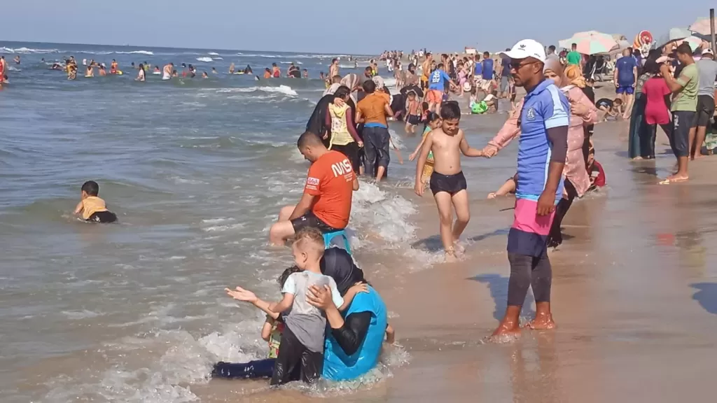 شواطئ مصيف بلطيم على البحر المتوسط بكفرالشيخ تستقبل الآلاف من المصطافين اليوم الجمعة |صور