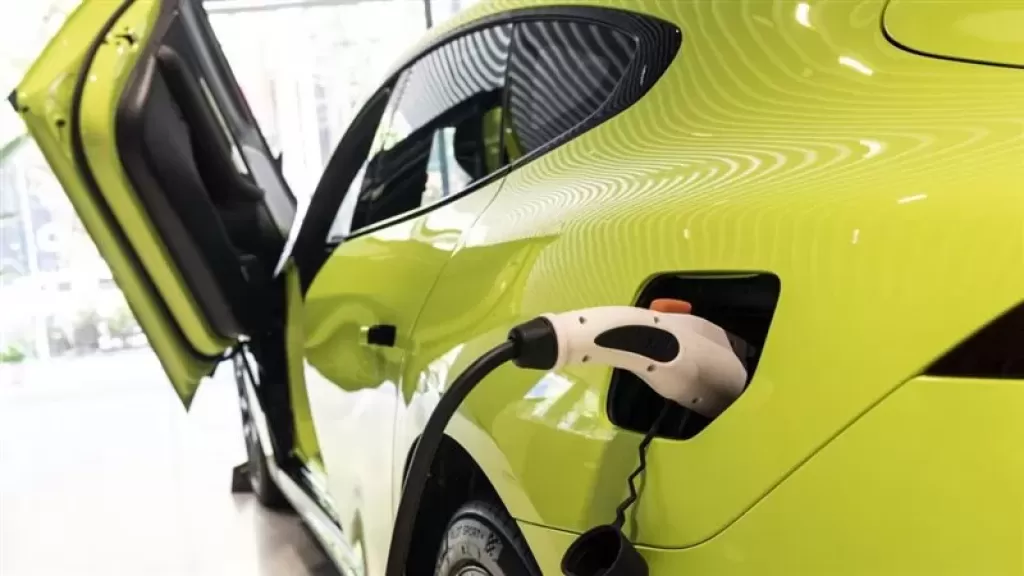 هل يمكن شحن السيارات الهجينة بالكهرباء لتوفير البنزين؟