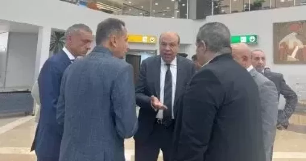 وزير الطيران  فى جوله مفاجئه بمطار العلمين الدولي للتأكد  من جاهزية المطار لاستقبال ضيوف مصر