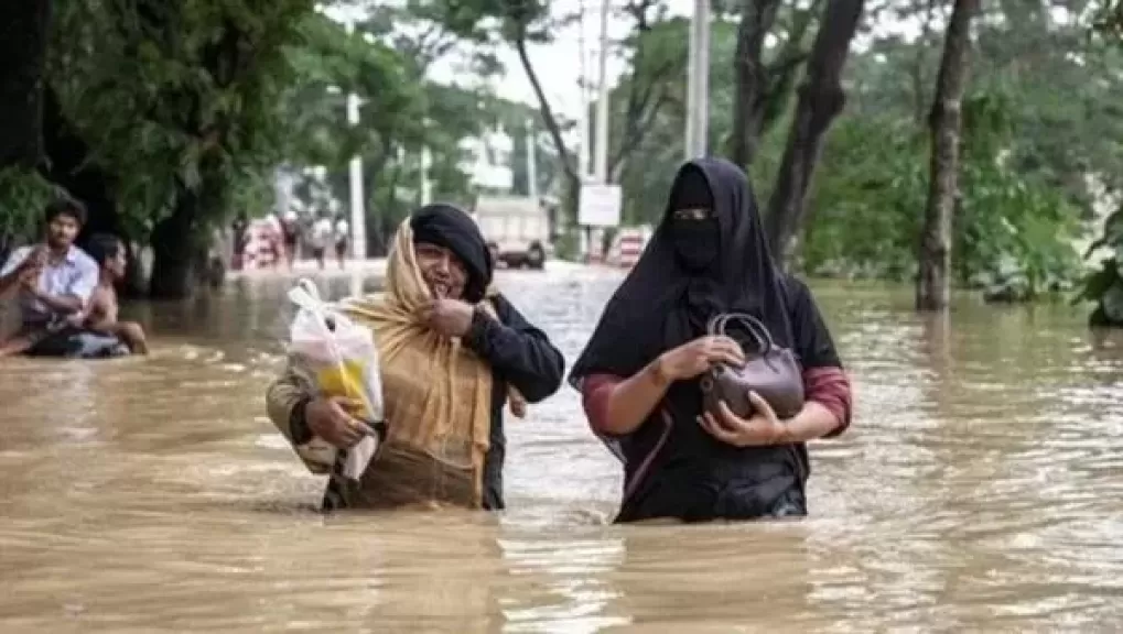 سيدات يواجهن الفيضانات في بنجلاديش