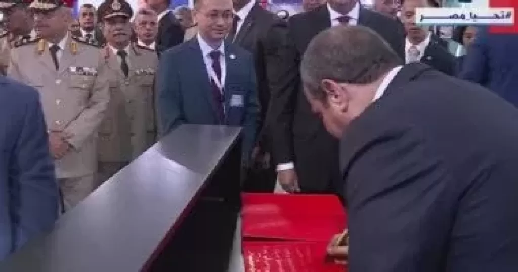 الرئيس السيسي يوقع فى سجل جناح دولة الصين