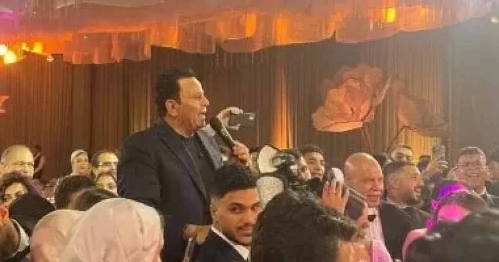 محمد فؤاد يشعل أجواء حفل زفاف ابن شقيقه عبد العزيز بعد تحسن صحة الأخير