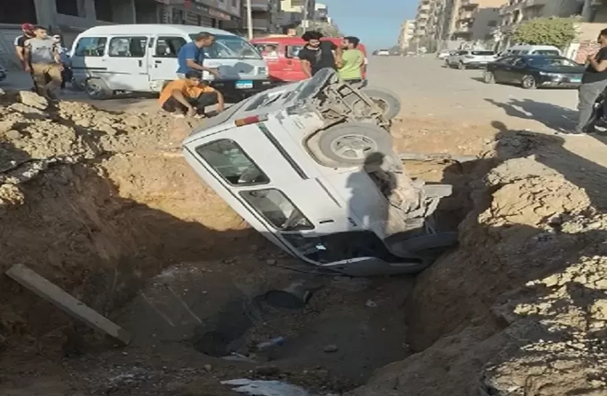 سقوط سيارة فى حفرة