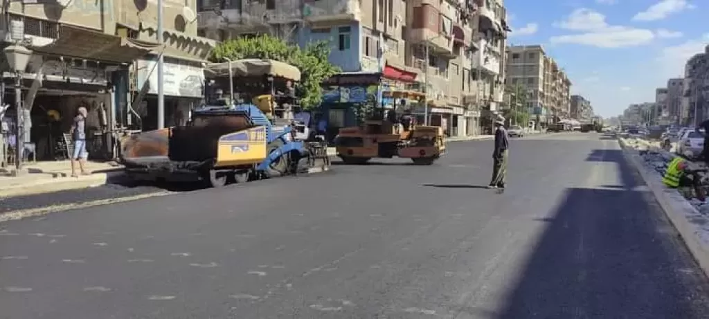 استمرار أعمال رصف وتطوير ورفع كفاءة شارع «مبارك» في زهور بورسعيد| صور