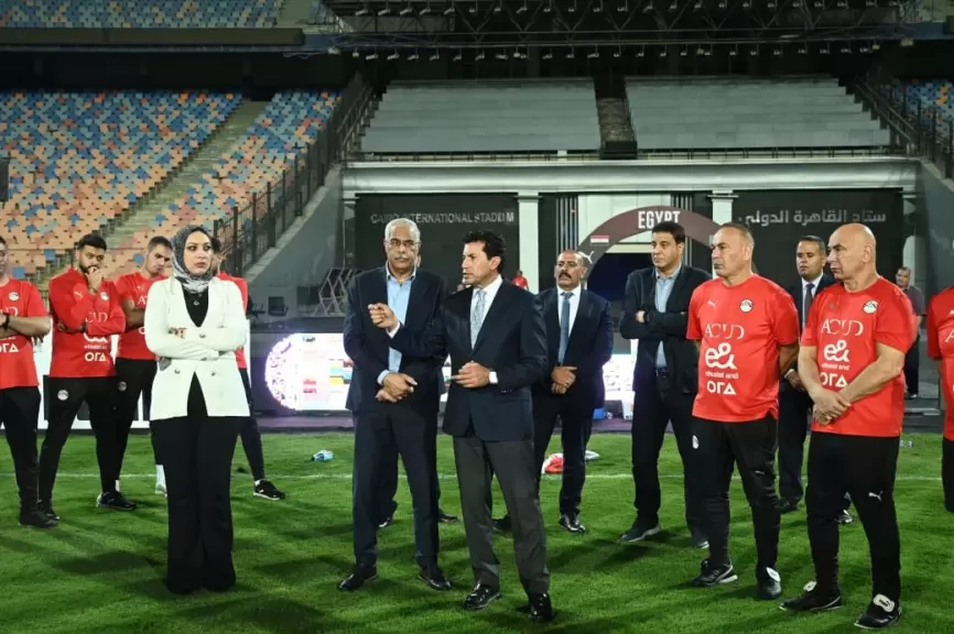 وزير الشباب والرياضة يؤازر المنتخب الوطني قبل مواجهة موريتانيا