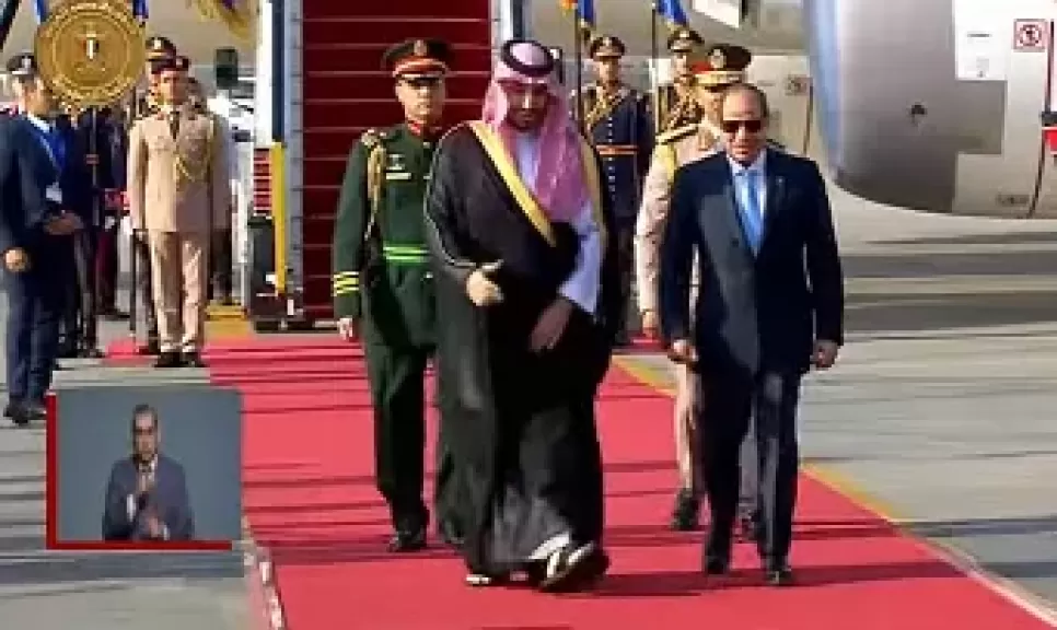 الرئيس السيسي يستقبل ولي العهد السعودي الأمير محمد بن سلمان بمطار القاهرة