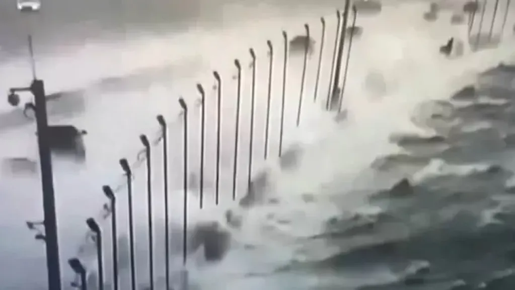 الأرض تبتلع بلدة إيطالية.. منازل معلقة وسكان صقلية يفرون من الانهيار ”فيديو”