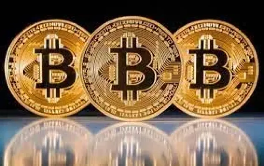 بيتكوين تكسر حاجز 105 آلاف دولار
