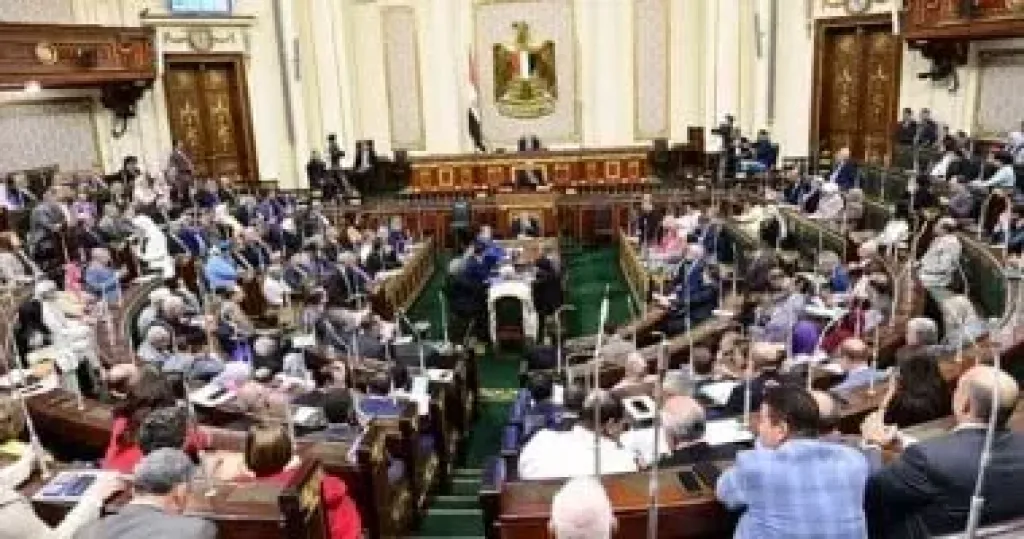 حالات يحظر فيها القانون إنهاء عقد العامل.. أبرزها: اللون أو الجنس أو الحالة الاجتماعية