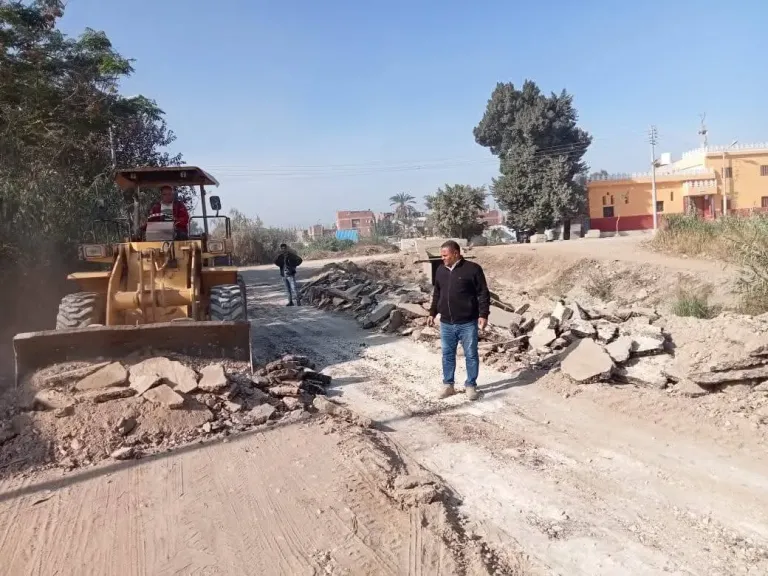 بدء العمل لرصف طريق النجيله الرئيسي بكوم حمادة