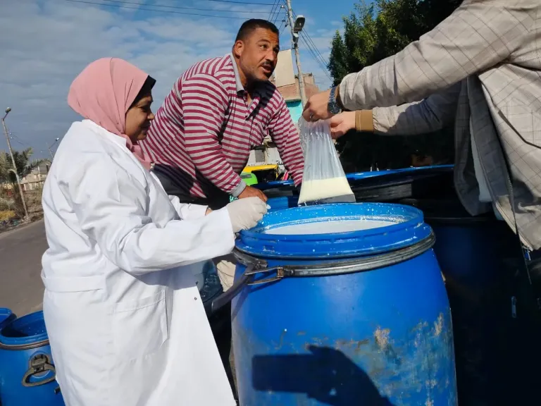 ضبط 420 لتر وإعدام 90 لتر ألبان غير صالحة للإستهلاك الآدمي بمراكز تجميع الألبان بالبحيرة