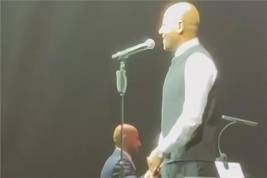بالعكاز والكرسي.. تامر عاشور يحى حفلا لجمهوره الكويتي