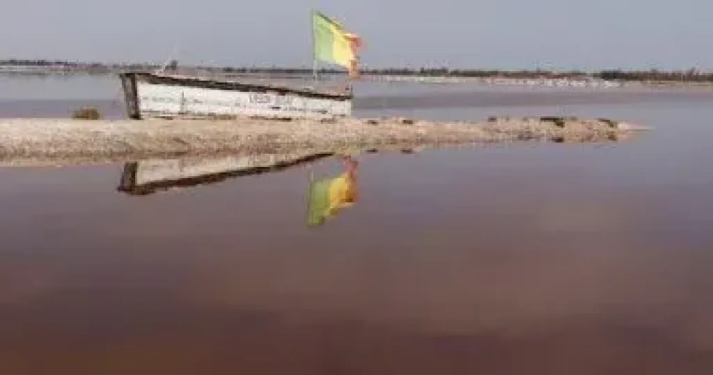 البحيرة الوردية.. تفاصيل الاختفاء المفزع لواحدة من أغرب بحيرات العالم.. صور