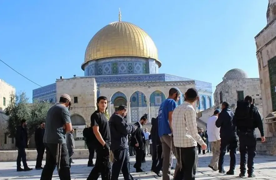 مستوطنون يقتحمون باحات المسجد الأقصى تحت حماية الشرطة الإسرائيلية