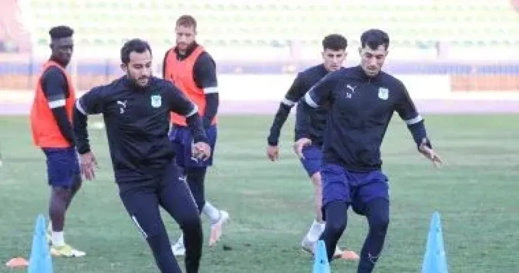 علي ماهر يجتمع بلاعبى المصرى على هامش الاستعداد للزمالك