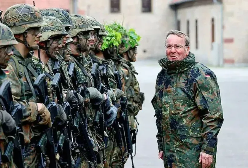 وزير الدفاع الألماني يطالب إيران بوقف فوري لإغلاق مضيق هرمز