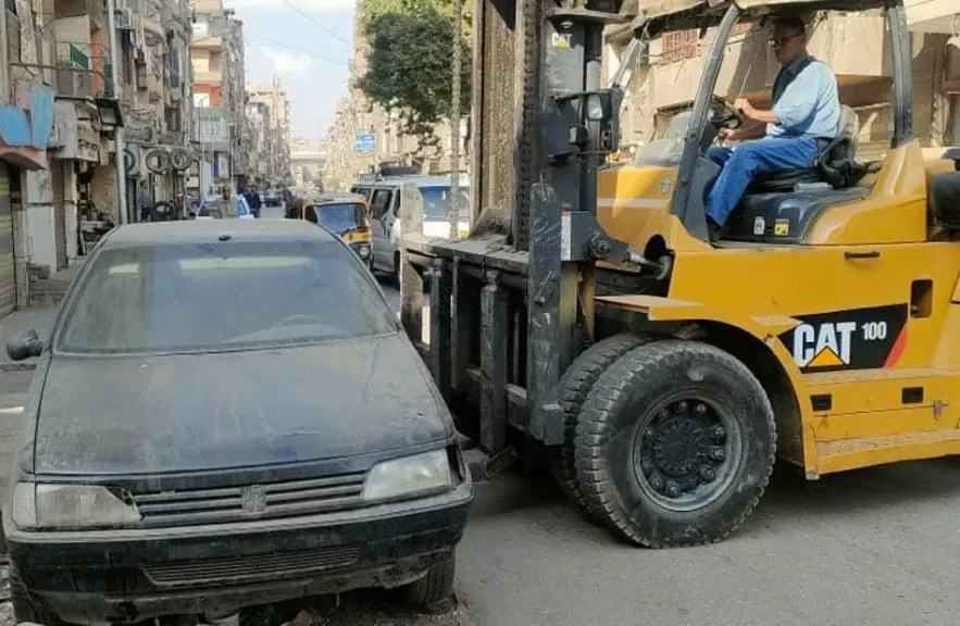 رفع 38 سيارة ودراجة نارية متروكة ومتهالكة من الشوارع بحملات مرورية