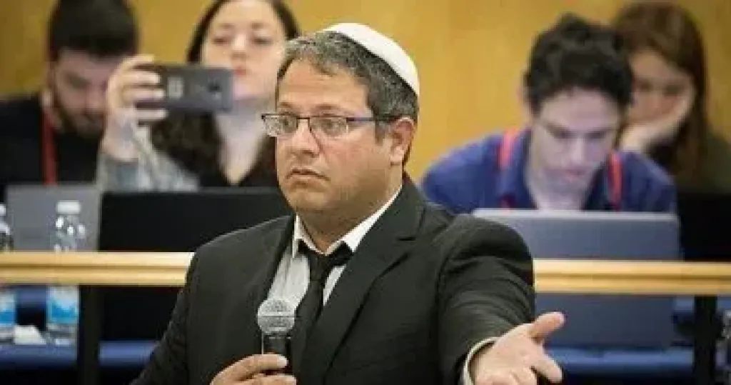 بن غفير يوزع الحلوى فى الكنيست بعد تمرير قانون إعدام الأسرى الفلسطينيين