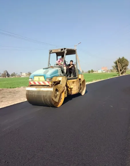 لتحسين البنية التحتية رصف طريق جسر مصرف كوم حمادة ضمن الخطة الاستثمارية الحالية