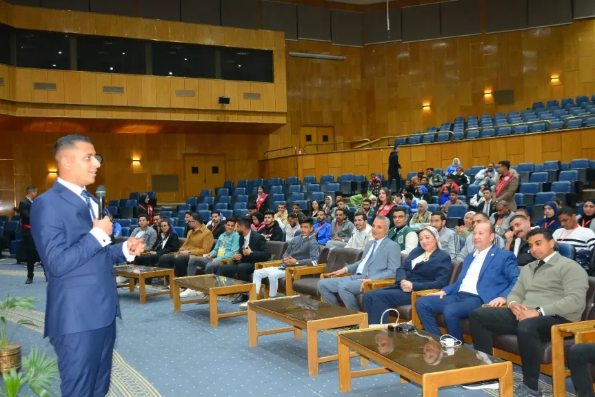 الجامعات_ بجامعة أسيوط ينظم محاضرة _بعنوان ”من المدرجات _إلى المنصات