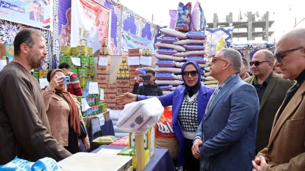 افتتاح النسخة الخامسة من “سوق اليوم الواحد” بالإسماعيلية وتوفير ركن صحي لخدمة المواطنين