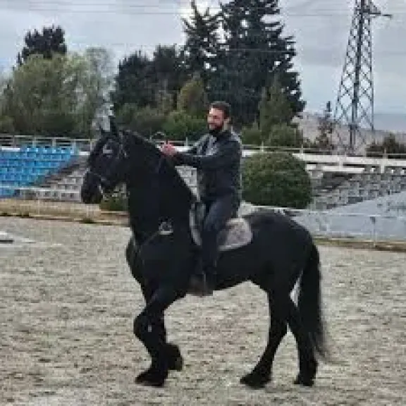 بجينز وسترة جلد.. الرئيس السورى على حصان أسود.