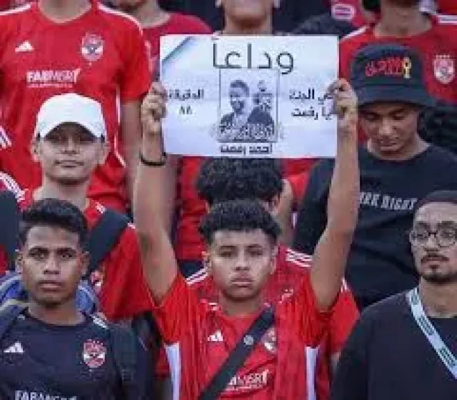 جماهير الأهلي ترفع لافتة للراحل أحمد رفعت خلال مباراة الزمالك