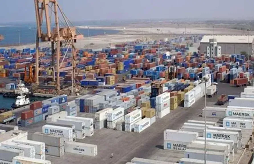 إحباط تهريب مخدرات ومنع سفر بأوراق مزورة وتنفيذ أحكام بالمنافذ الجمركية