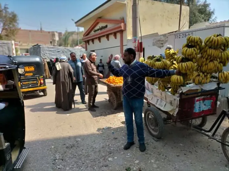 محافظ أسيوط يوجه بتكثيف حملات الإشغالات والتعديات الباعة الجائلين