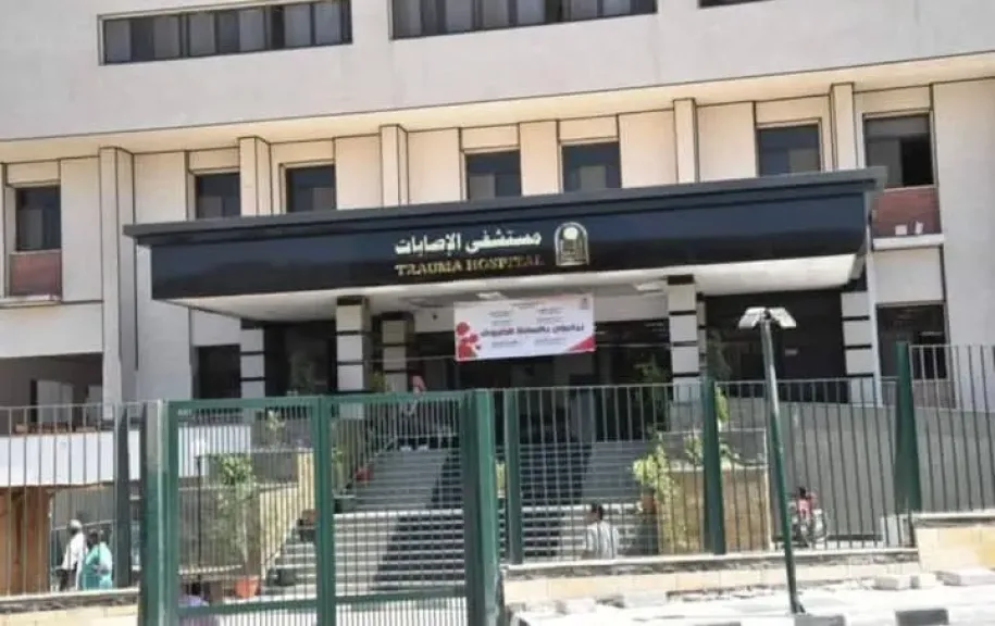 الدكتور المنشاوي يهنئ فريقًا طبيًا بجامعة أسيوط على نجاحه في إجراء جراحة