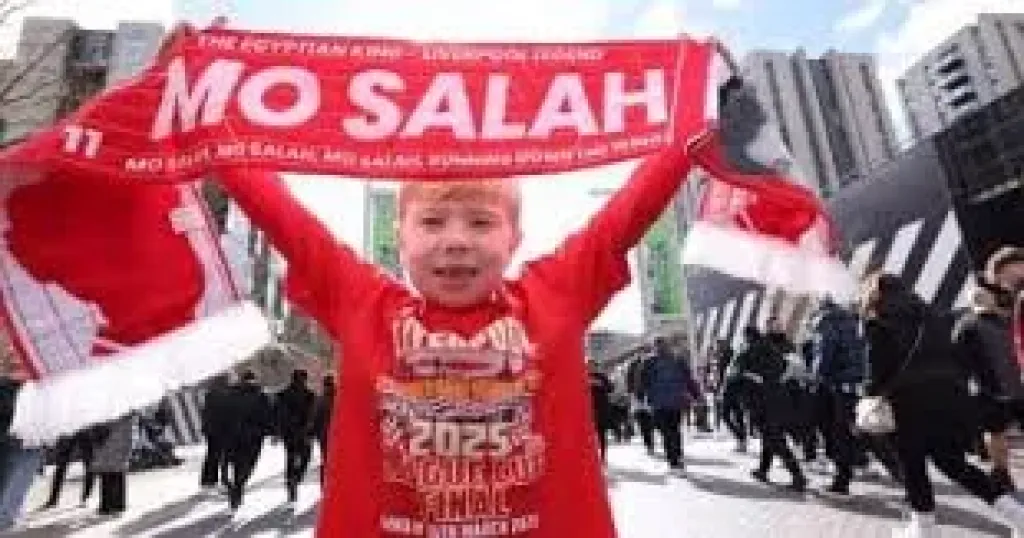 طفل يحمل لافتة باسم محمد صلاح